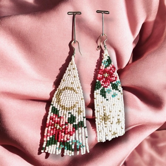 These beautiful feminine earrings feature a vibrant blend of colors - Picture 12 of 17